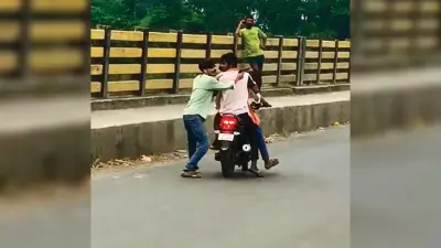 डुमरी पुल पर अंधाधुंध फायरिंग, दो युवक घायल, एक आरोपी हिरासत में