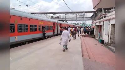 किशनगंज स्टेशन पर ट्रेनों की रफ्तार थमी, 8 घंटे लेट पहुंचीं कई एक्सप्रेस ट्रेनें