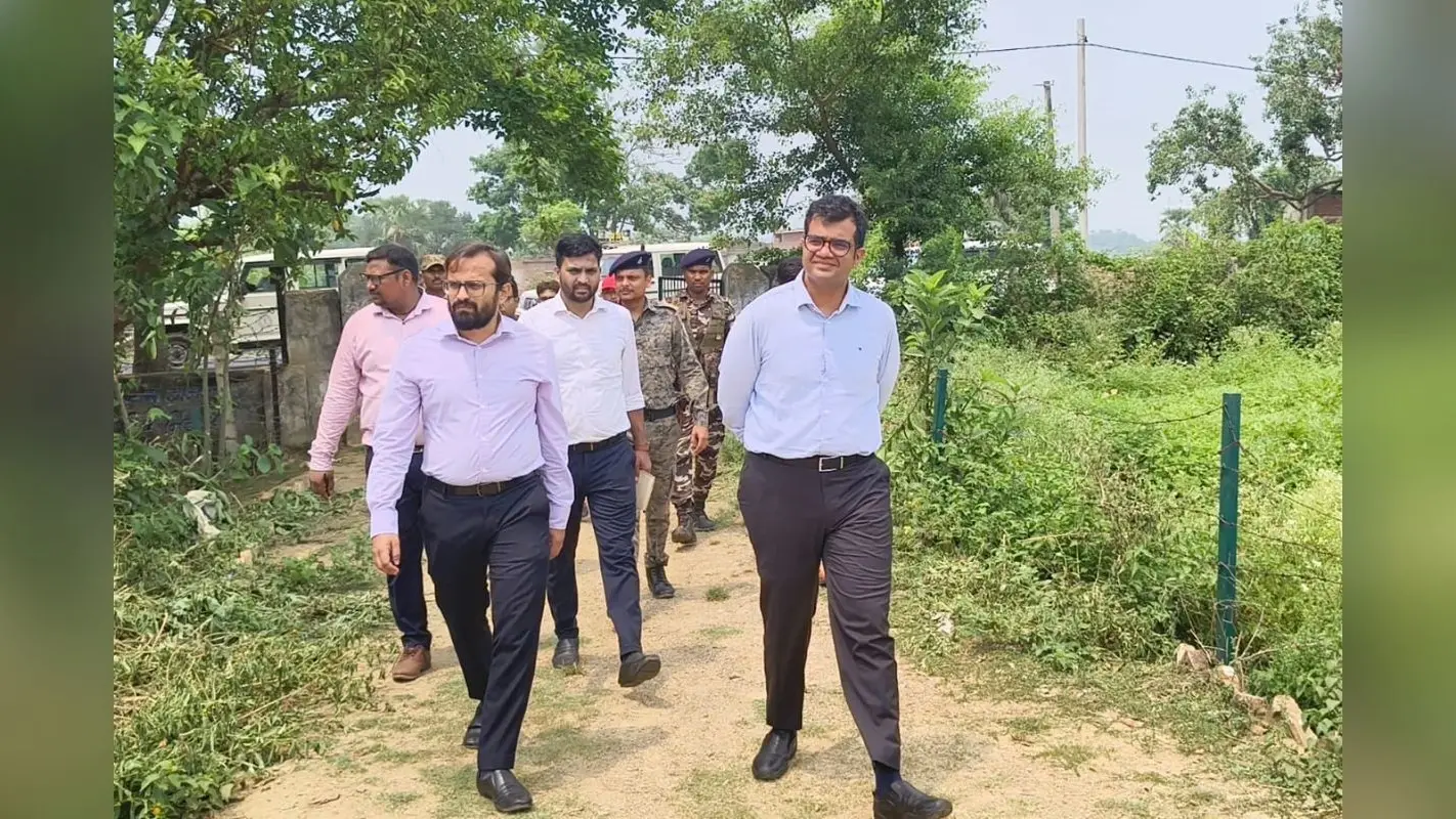 Koderma: सतगावां सीएचसी में गंदगी देख भड़के डीसी, कार्रवाई का दिया निर्देश