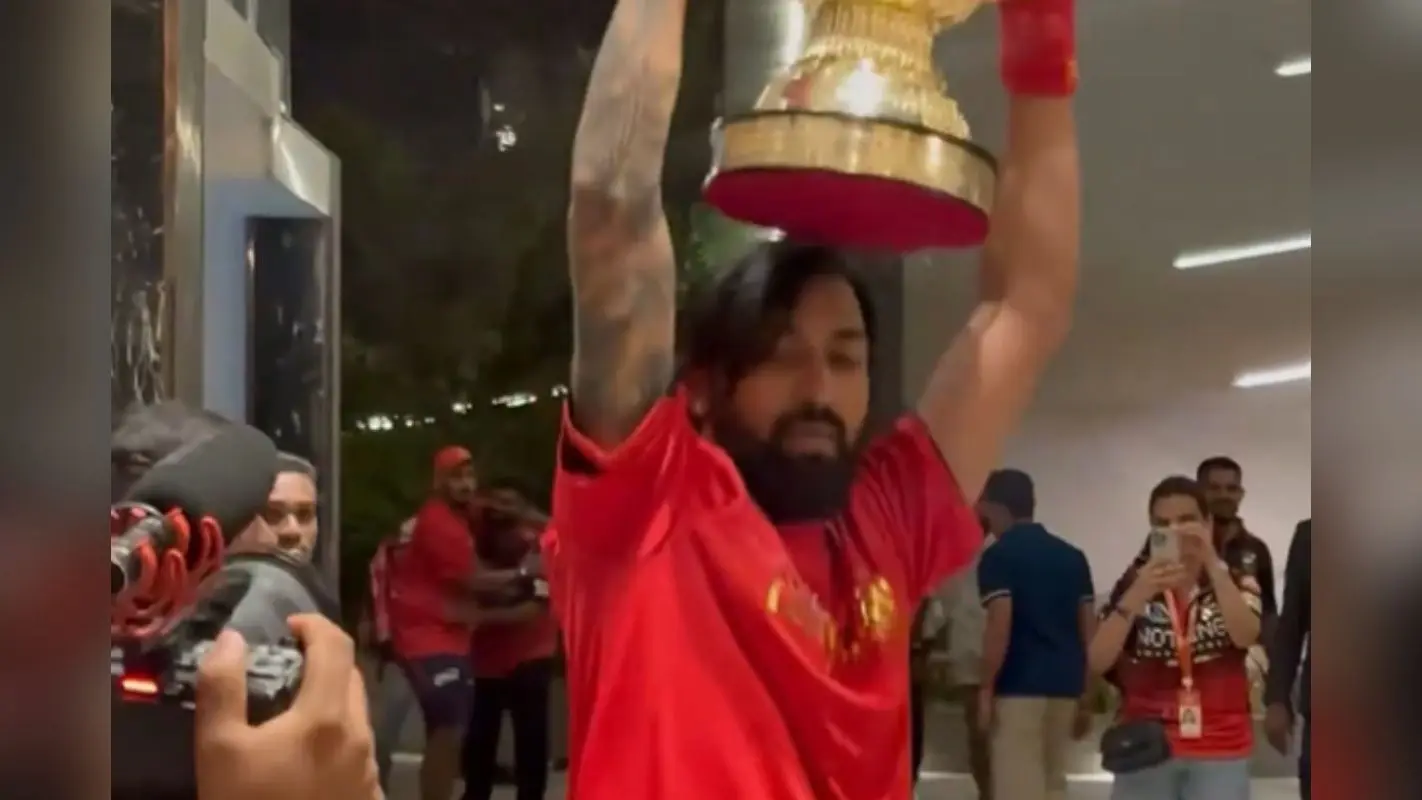सिर पर IPL ट्रॉफी रखकर नाचे क्रुणाल पंड्या, कोहली ने भी मिलाए कदम, वीडियो वायरल