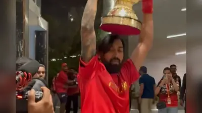 सिर पर IPL ट्रॉफी रखकर नाचे क्रुणाल पंड्या, कोहली ने भी मिलाए कदम, वीडियो वायरल