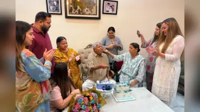 पूरे परिवार संग लालू ने मनाया बर्थडे, राबड़ी देवी ने अपने हाथ से खिलाया केक, रोहिणी-तेज प्रताप ने किया इमोशनल पोस्ट