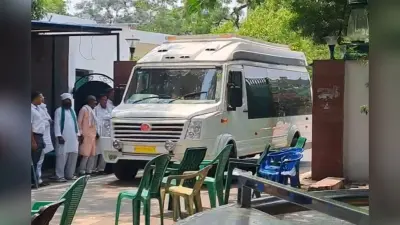बिना सिक्योरिटी और एस्कॉर्ट गाड़ी के ही राबड़ी आवास से निकले लालू, बिहार सरकार ने घटाई थी सुरक्षा
