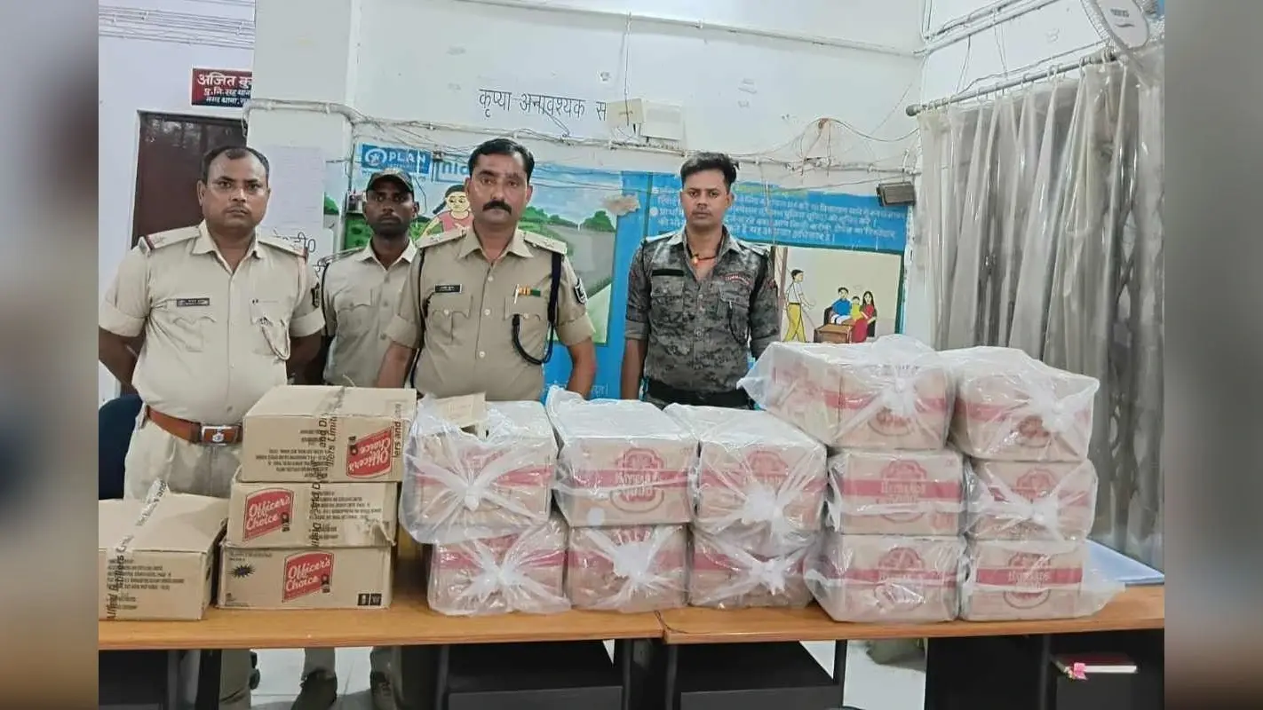 Liquor Seized Samastipur: मगरदहीघाट में घर से भारी मात्रा में अंग्रेजी शराब और केन बीयर बरामद, गृहस्वामी फरार