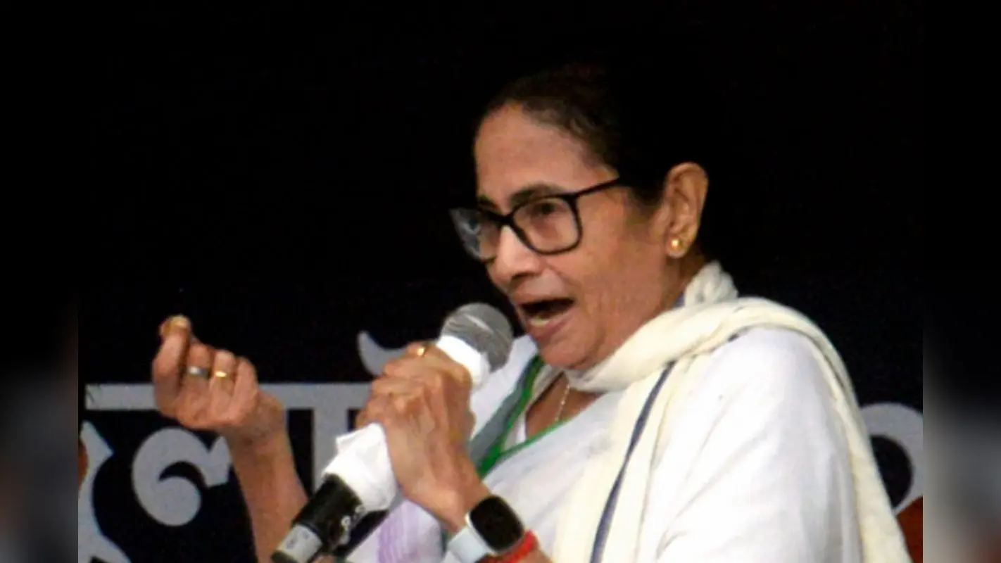 तृणमूल में बगावत के बीच ‘इंडिया’ की बैठक में शामिल होने के लिए ममता बनर्जी दिल्ली रवाना
