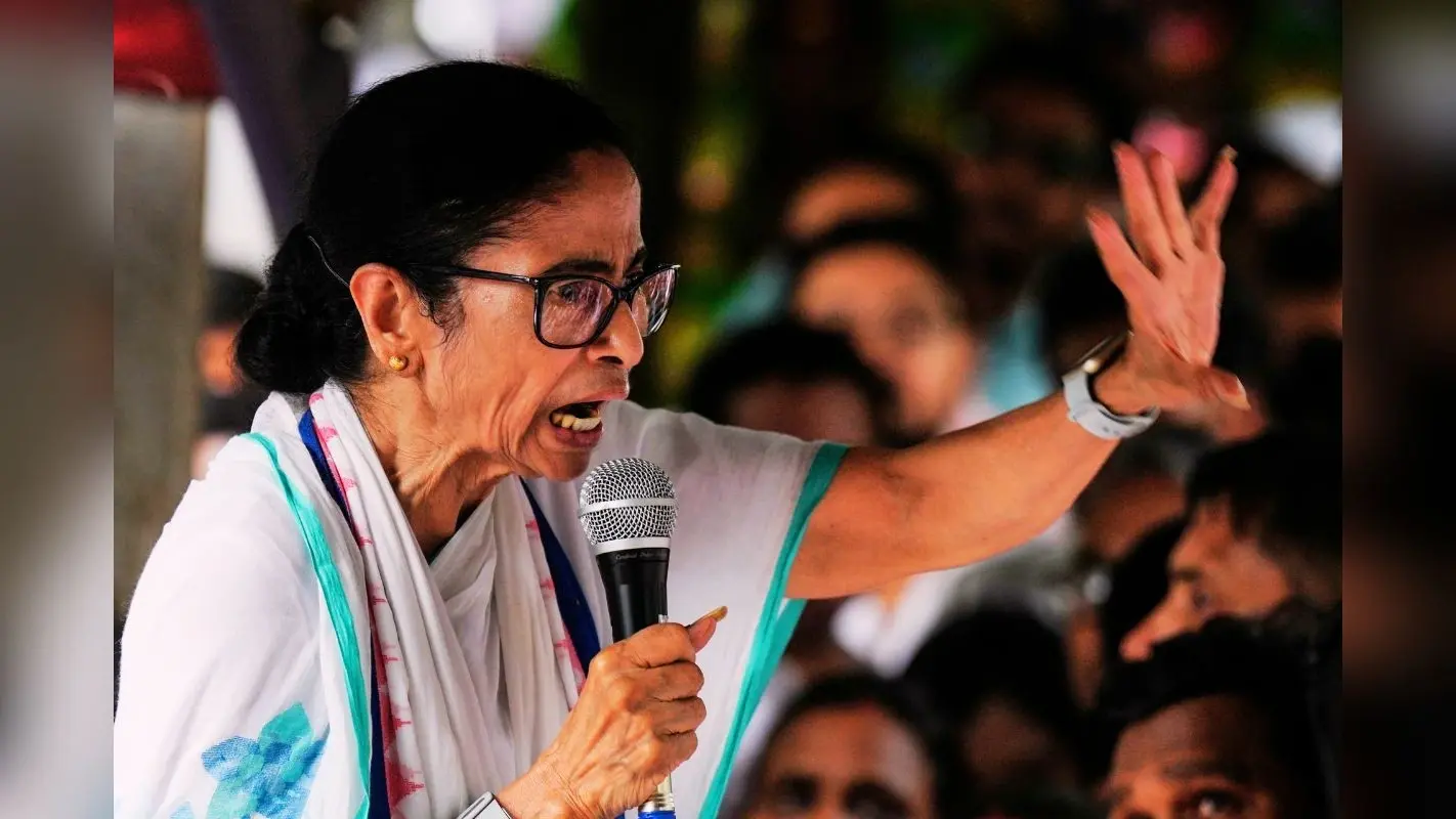 ममता बनर्जी का कोलकाता की सड़कों पर चटाई बिछाकर धरना, टीएमसी में टूट की आशंका के बीच ‘दिल्ली चलो’ का नारा