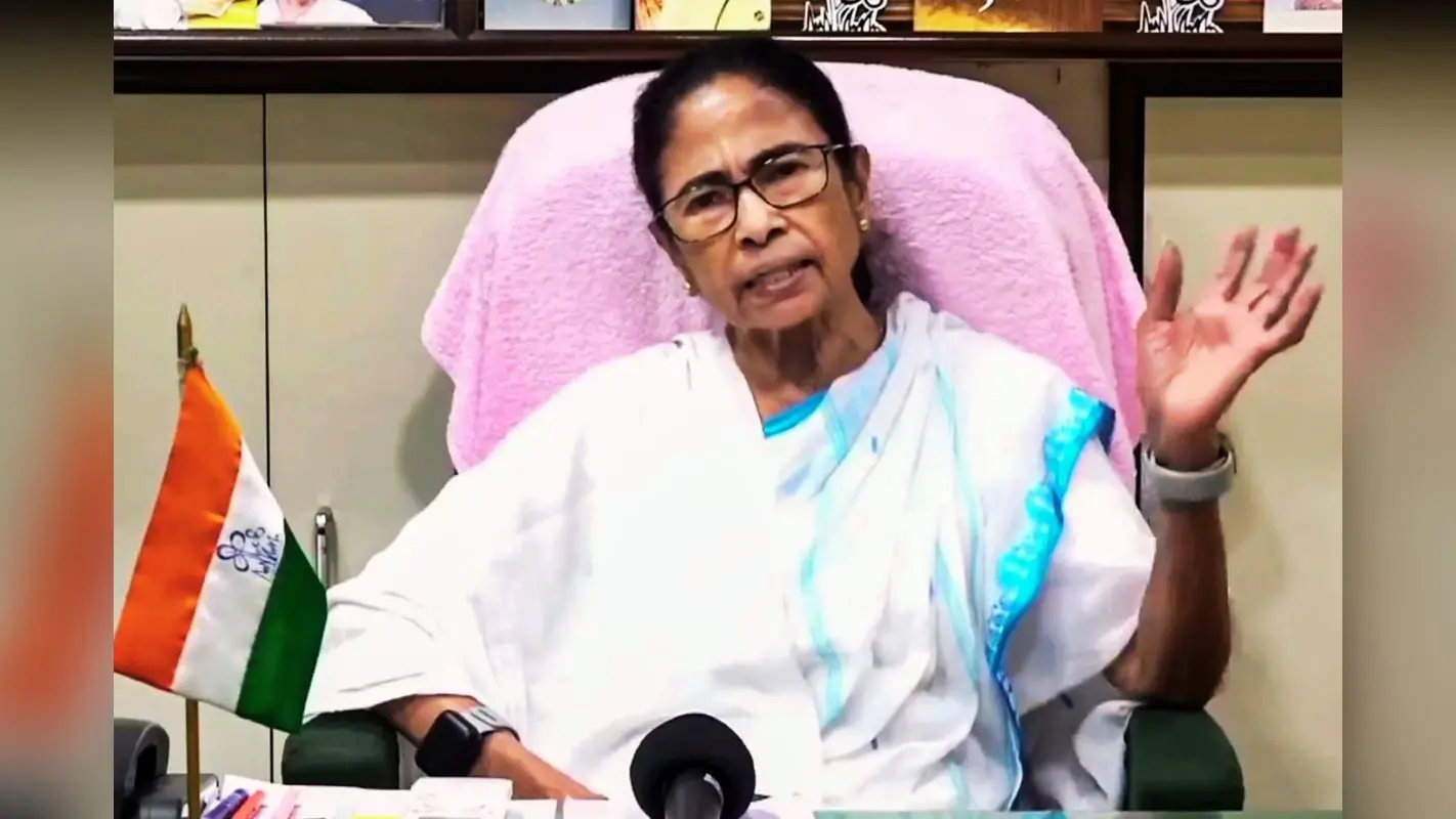 मैं भी बड़ी खिलाड़ी हूं, समय आने पर दूंगी जवाब, चौतरफा संकट के बीच फेसबुक लाइव पर गरजीं ममता बनर्जी