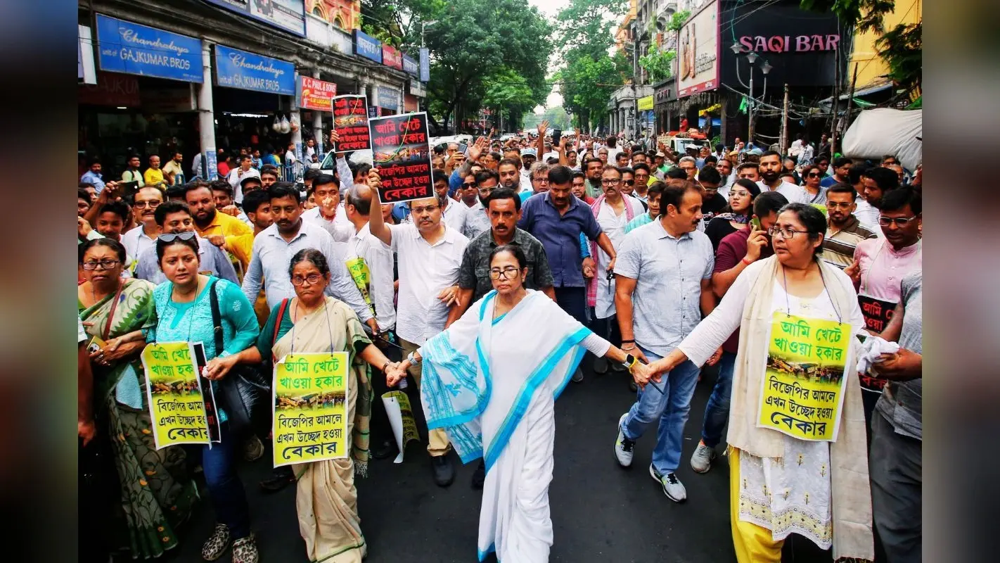 ममता बनर्जी अचानक कोलकाता की सड़कों पर उतरीं, 1.2 किमी लंबा मार्च निकाला, जानें पूरा मामला