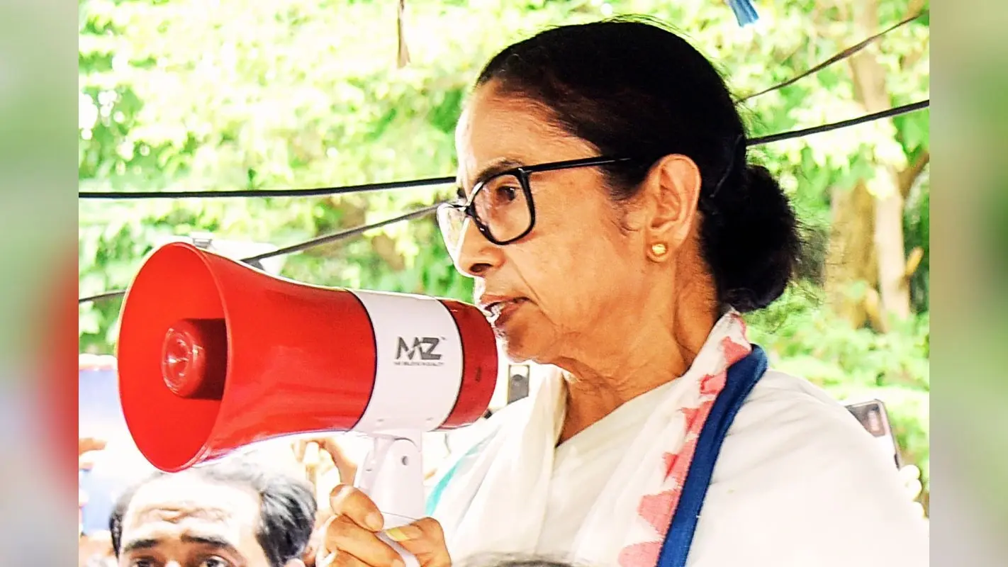 ममता बनर्जी से 60 विधायकों ने बनायी दूरी, बिना मंच-लाउडस्पीकर के दीदी का धरना, खूब गरजीं टीएमसी सुप्रीमो