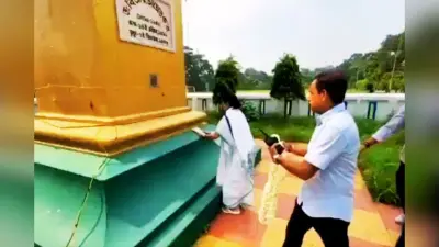 वीडियो शेयर कर ममता बनर्जी पर भड़की भाजपा, कहा- चप्पल पहनकर बाबा साहेब को दी श्रद्धांजलि, यही है टीएमसी की सोच