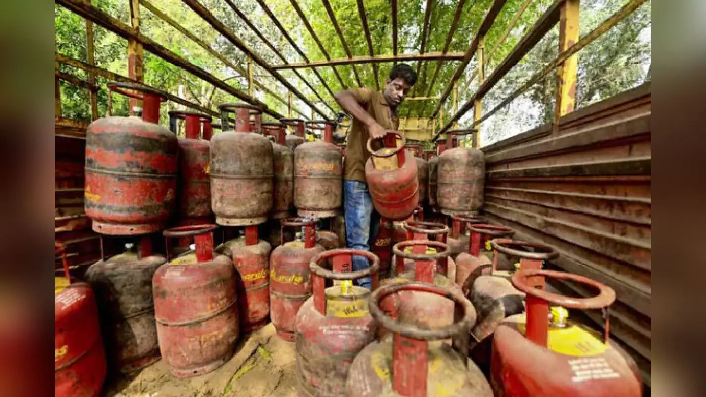 हर सिलेंडर पर 700 रुपये का घाटा! LPG के बढ़े दामों पर केंद्र सरकार ने क्या कहा पढ़ें
