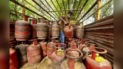 हर सिलेंडर पर 700 रुपये का घाटा! LPG के बढ़े दामों पर केंद्र सरकार ने क्या कहा पढ़ें