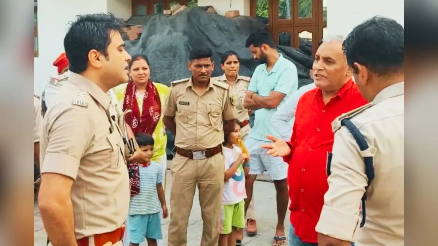 मोकामा के गैंगस्टर सोनू-मोनू के घर रेड, पिता को पुलिस ने किया गिरफ्तार, जानिए पूरा मामला