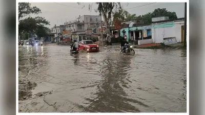 Motihari Weather News Today: तेज आंधी और बारिश से झुलसती फसलों को मिला जीवनदान, जलजमाव से राहगीर परेशान