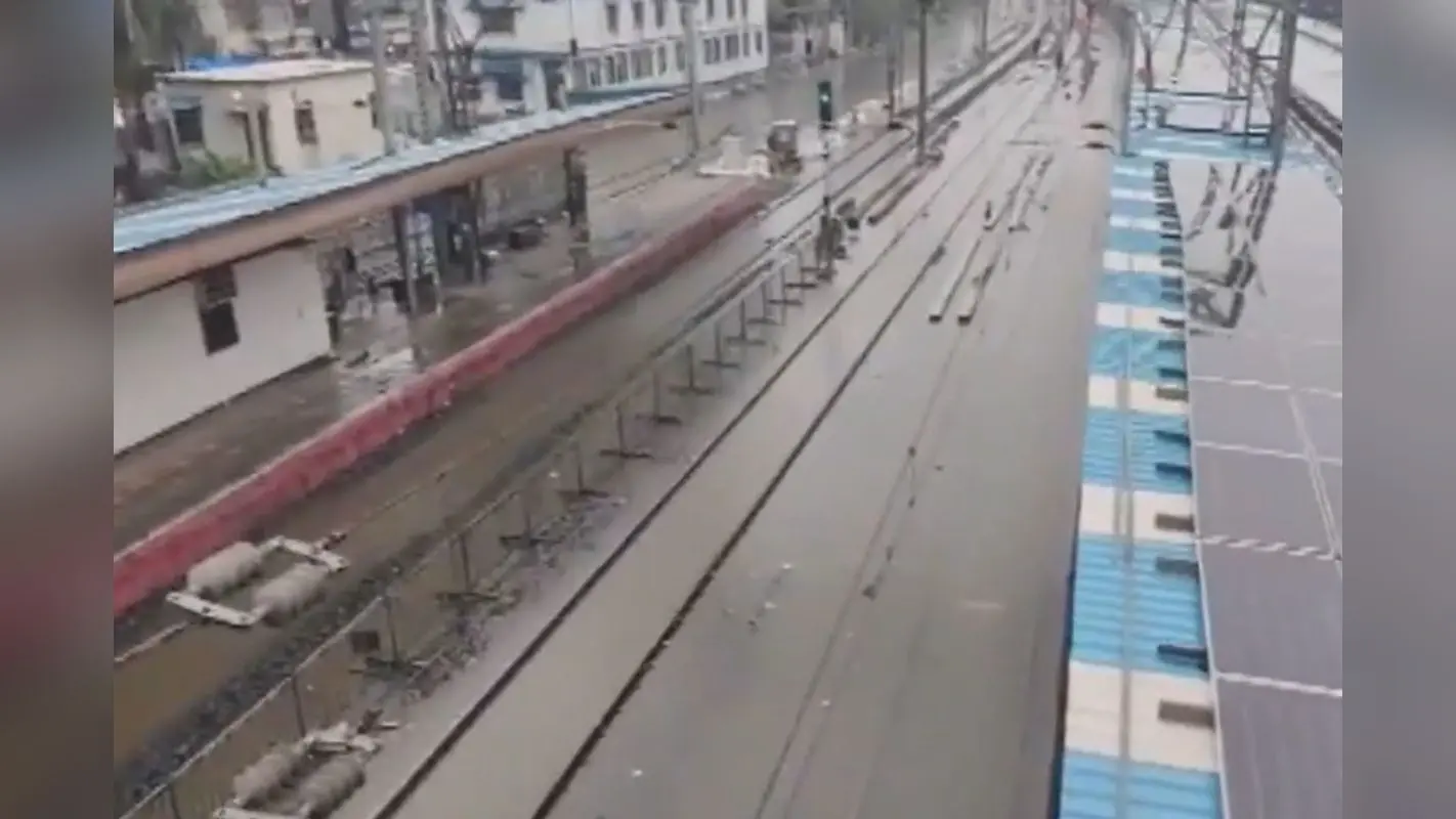 मुंबई लोकल ट्रेन में 22 वर्षीय युवक की चाकू मारकर हत्या, दरवाजा बंद करने को लेकर हुआ था विवाद