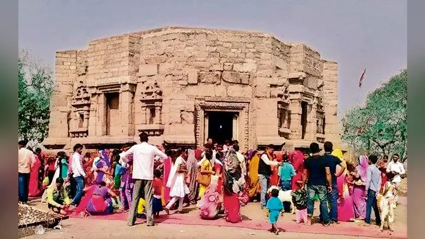 Kaimur News : आस्था का केंद्र मुंडेश्वरी धाम, सुबह की आरती में उमड़ा भक्तों का सैलाब