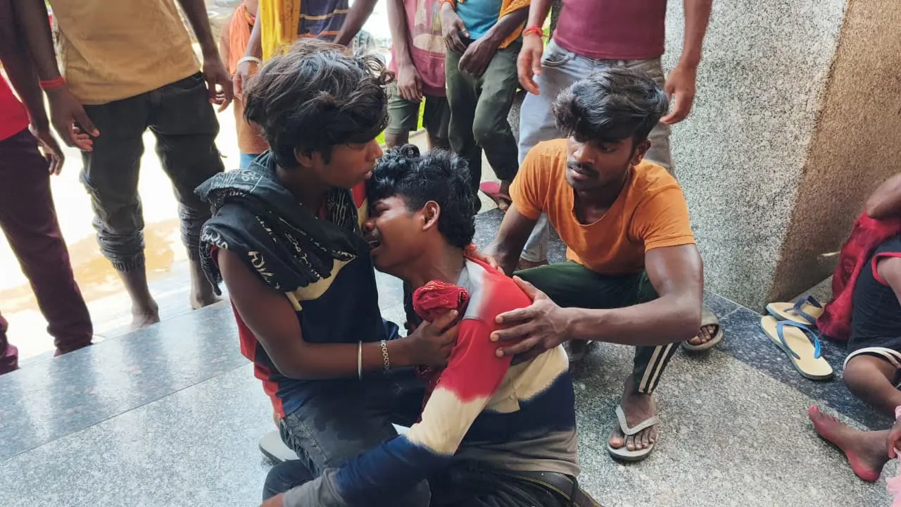 नालंदा : माता-पिता के घर आने की राह देख रहे थे सात बच्चे, बस में करंट फैलने से दोनों की मौत