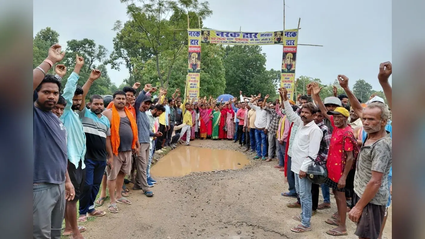 रांची : नामकुम के लाली गांव में गुस्साए ग्रामीणों का अनोखा प्रदर्शन, जर्जर सड़क पर लगाया ‘नरक द्वार’ का बोर्ड