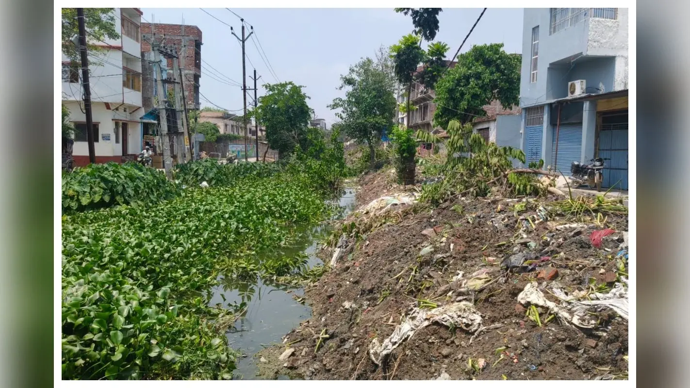नरकटियागंज के साठी-बेलवा नहर से निकले कचरे पर जल संसाधन विभाग और नगर परिषद आमने-सामने
