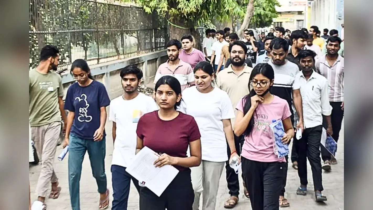 NEET री-एग्जाम आज: बिहार में 1.56 लाख छात्र देंगे परीक्षा, 1500 बसों में मुफ्त सफर, जानें और क्या-क्या सुविधाएं मिलेंगी