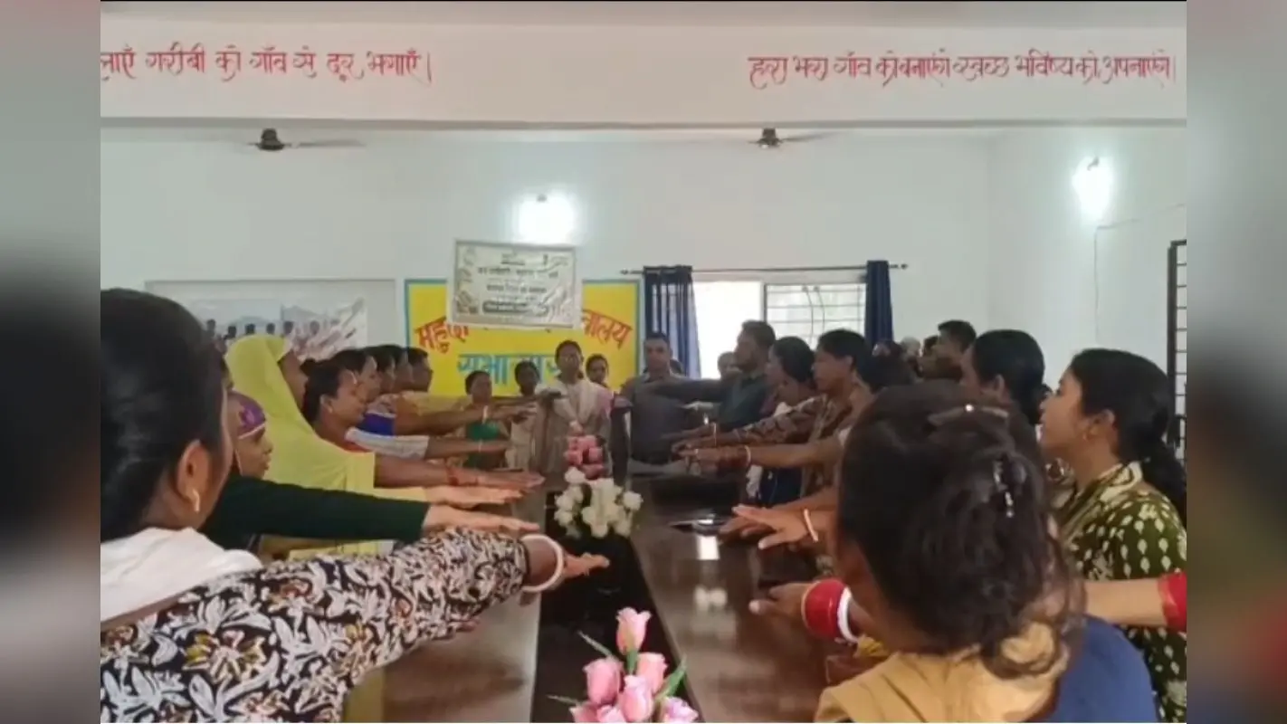 नोवामुंडी के महुदी पंचायत भवन में नशा मुक्ति अभियान पूरा, पल्स पोलियो को लेकर लोगों को किया गया जागरूक