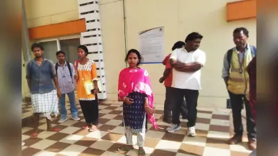 बारिश भी नहीं रोक पाई महिलाओं का उत्साह, नोवामुंडी की महुदी में 178 नौनिहालों का बना बाल आधार कार्ड
