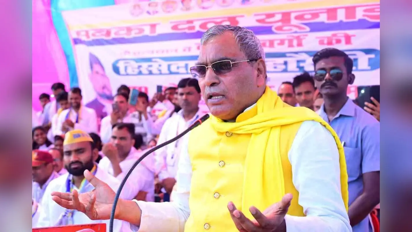 ओम प्रकाश राजभर बोले- जनता आपस में लड़ती है, नेता सब एक होते हैं मिलते है तो साथ बैठकर रसगुल्ला खाते हैं