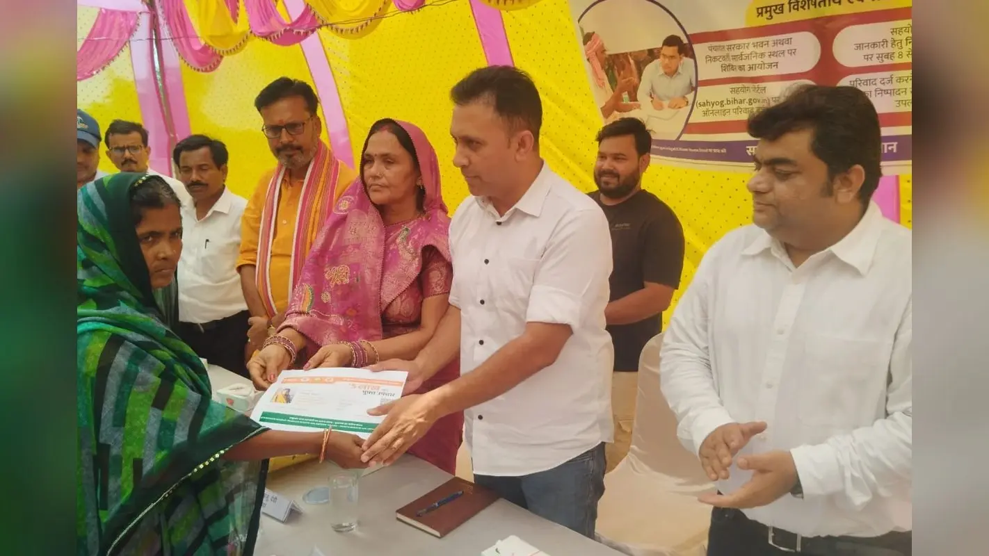बक्सर के सहयोग शिविर में देर से पहुंचे राजस्व विभाग के अधिकारी, विधायक ने सुनी लोगो की समस्या