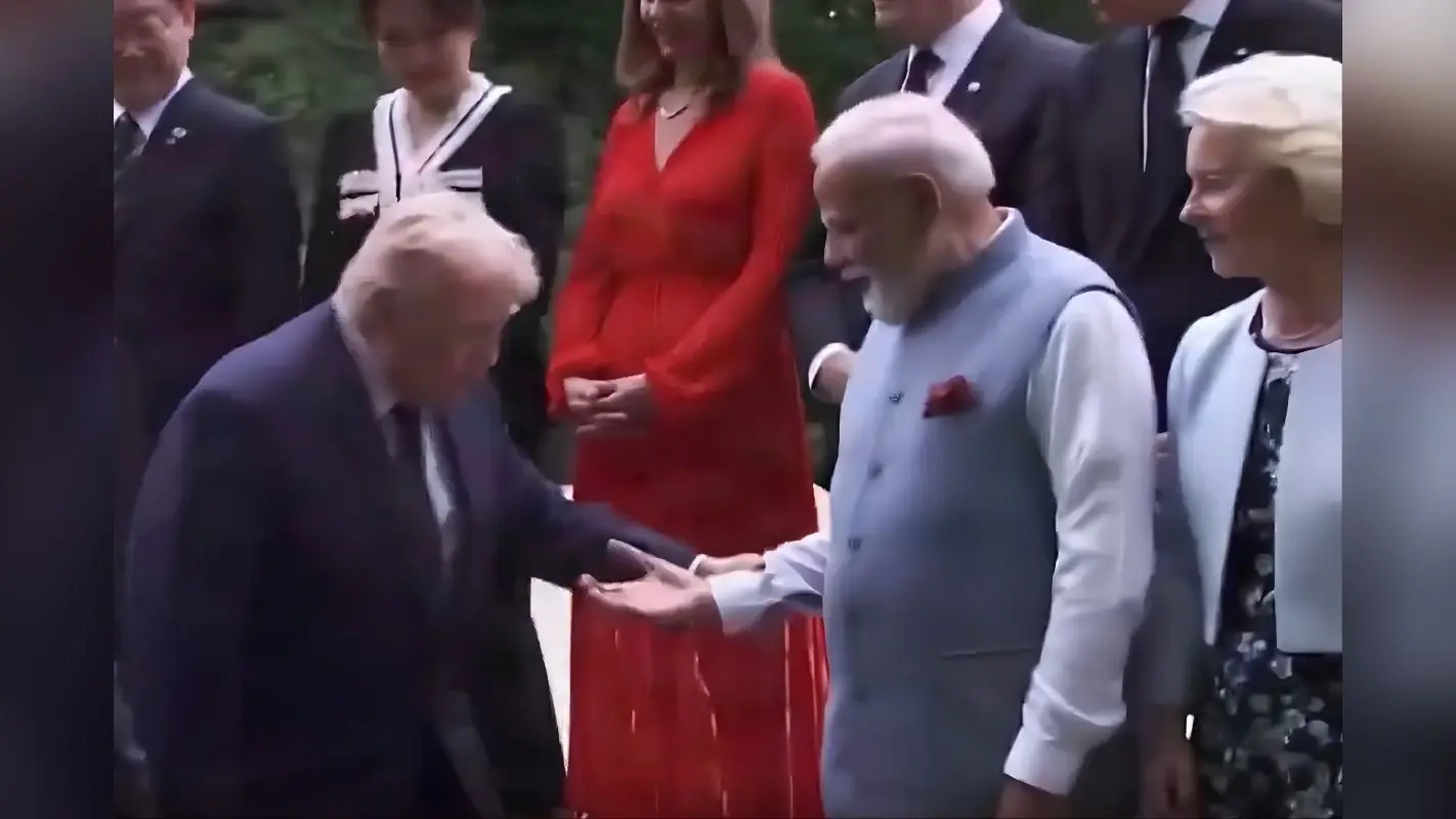 सीढ़ियां चढ़ते वक्त ट्रंप ने पकड़ी पीएम मोदी की कलाई, G7 फोटोशूट का वीडियो वायरल