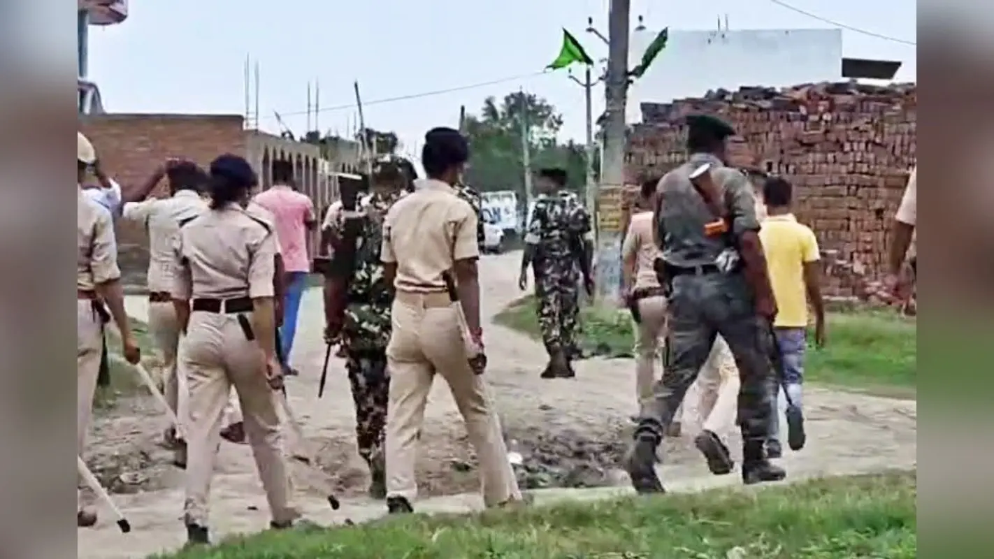 आरा में छापेमारी के दौरान पुलिस टीम पर हमला, चाकू से वार की कोशिश, महिला समेत तीन गिरफ्तार