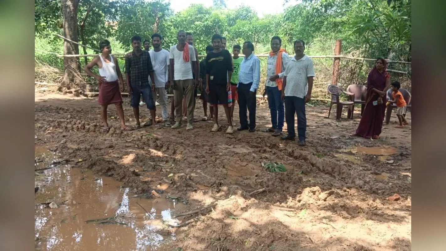 खूंटी के बड़का रेगरे गांव की जर्जर सड़क पर ग्रामीणों ने जताई नाराजगी, भाजपा ने सरकार को घेरा