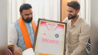 सीएम सम्राट चौधरी ने गांव पहुंचकर आकाशदीप को दी बधाई, मां ने शॉल ओढ़ाकर किया स्वागत