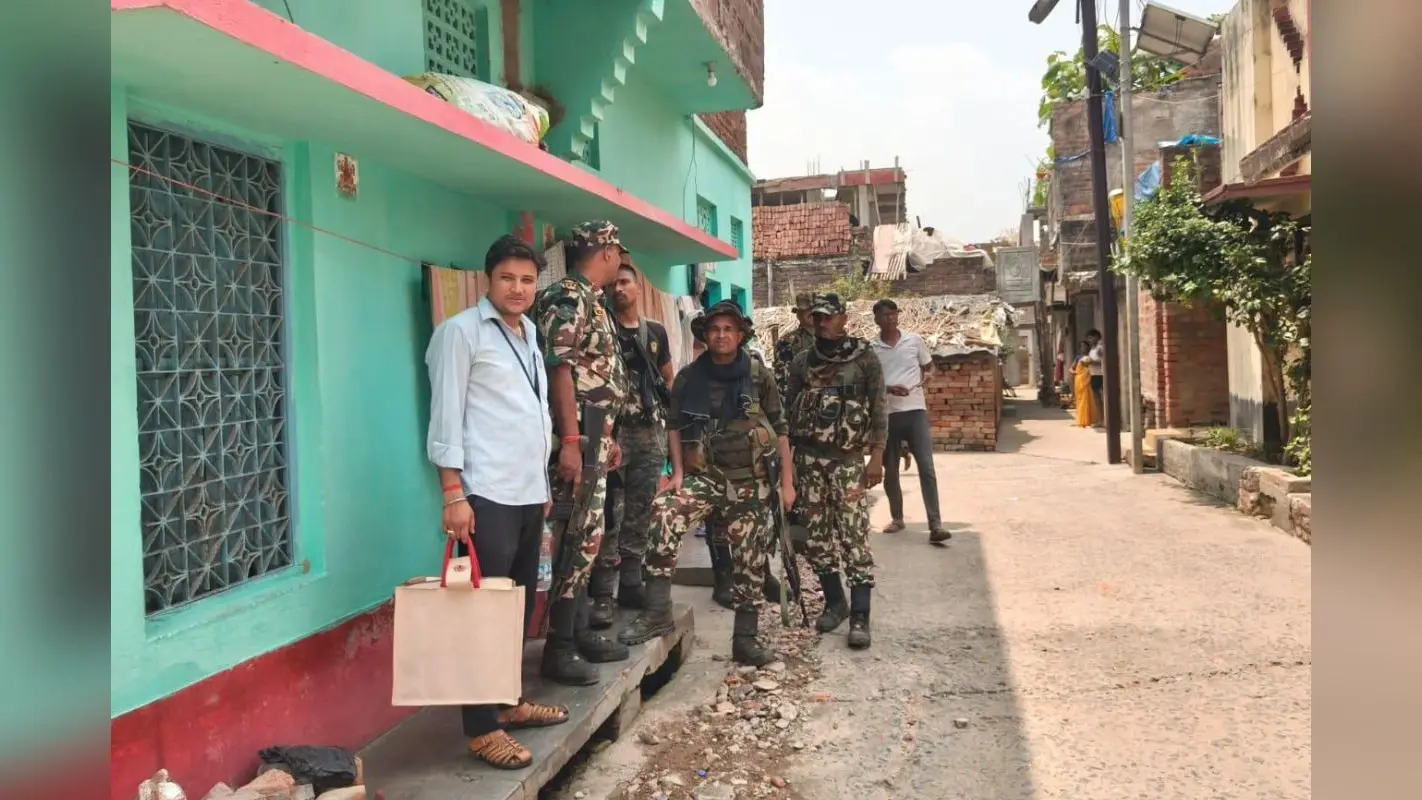 पटना के कुख्यात संतोष डॉन के 25 ठिकानों पर ईओयू की छापेमारी, छह माह पहले साड़ी पहनकर भाग निकला था
