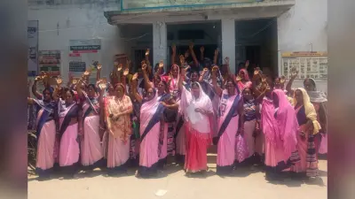 11 महीने से नहीं मिला मानदेय, सारण के CHC परिसर में आशा कार्यकर्ताओं का प्रदर्शन, अनिश्चितकालीन हड़ताल शुरू