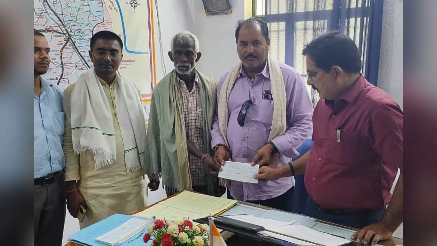 आपदा में परिजनों को खो चुके परिवारों को वर्षो बाद मिली अनुदान राशि, सारण में 5 परिजनों को मिला 4-4 लाख रुपये