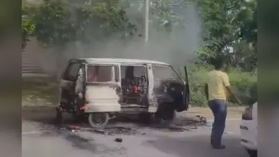 Video: स्कूल जा रहे थे बच्चे, तभी वैन में लग गई आग, गाड़ी पूरी तरह जलकर खाक