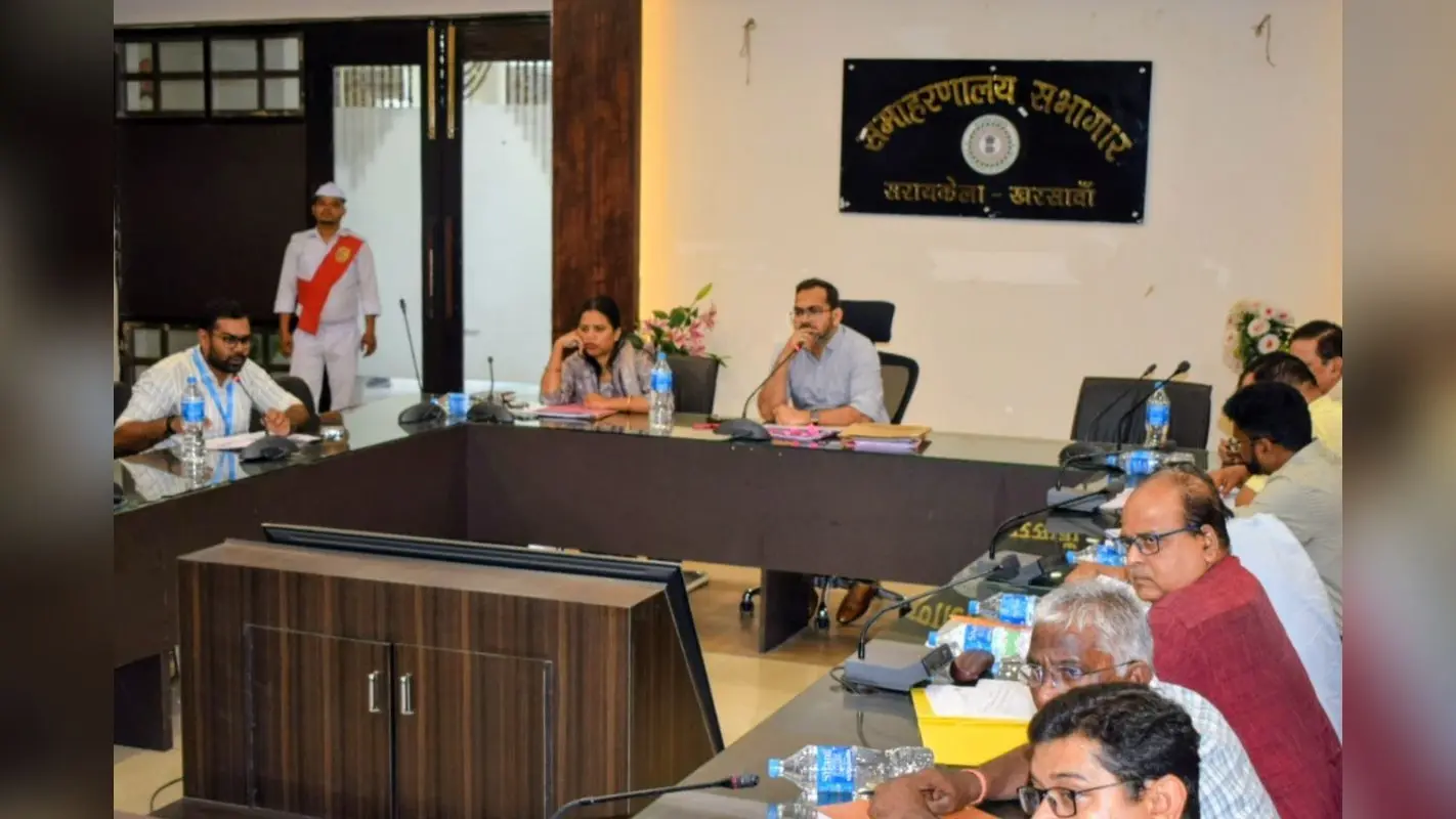 सरायकेला-खरसावां: बिना अनुमति ड्यूटी से गायब डॉक्टरों और कर्मियों पर होगी कार्रवाई, डीसी का निर्देश