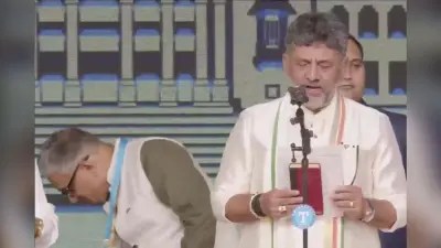 डीके शिवकुमार बने कर्नाटक के नये मुख्यमंत्री, संविधान की प्रति हाथ में लेकर ली शपथ
