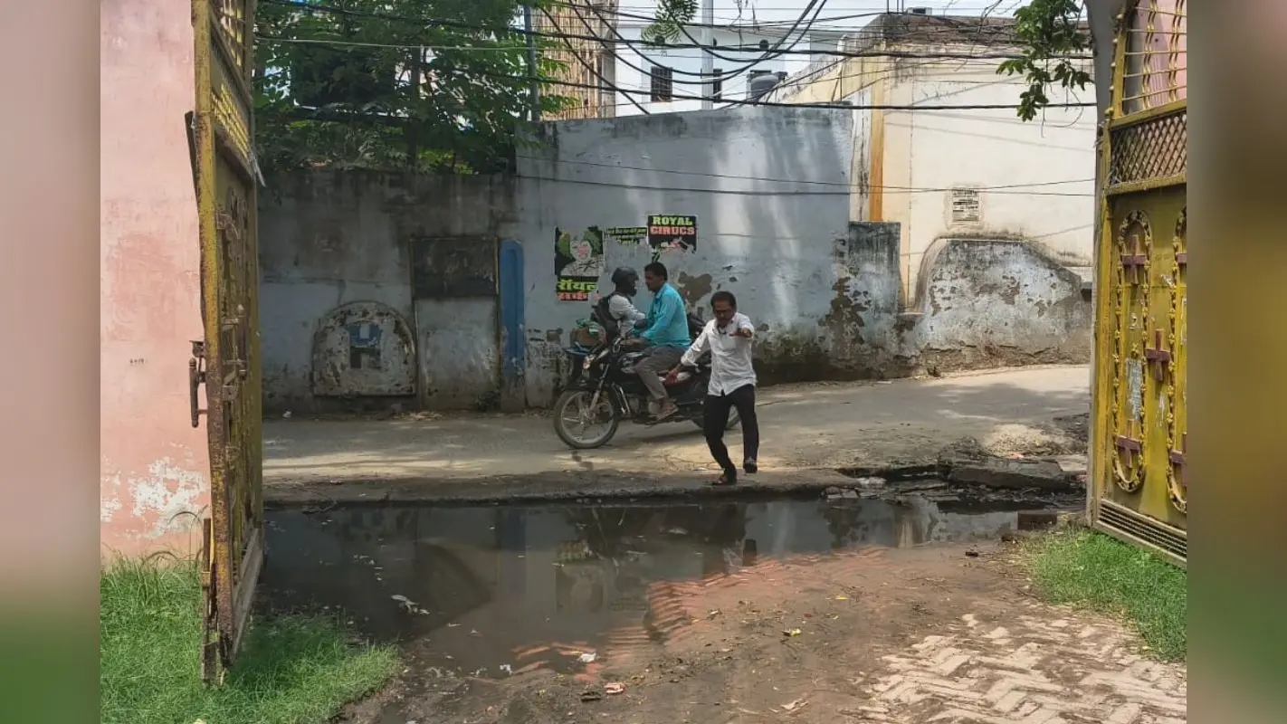 सीवान में मलेरिया विभाग ही हुआ जलजमाव का शिकार, रेड क्रॉस परिसर में सड़ रहा गंदा पानी