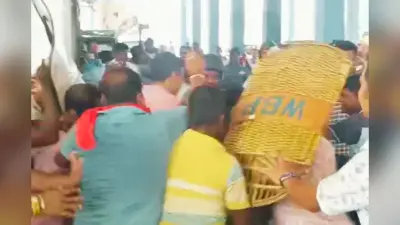 कटमनी, वसूली और धमकी मामले में युवा तृणमूल नेता सुरंजन मंडल गिरफ्तार, कोर्ट ले जाते समय लोगों ने बरसाये अंडे