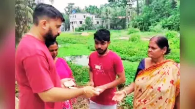 दक्षिण 24 परगना के फालता में कटमनी के पैसे लौटा रहे तृणमूल कांग्रेस के नेता-कार्यकर्ता