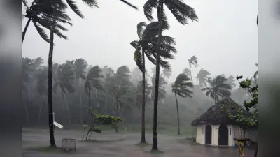 UP Weather: आज 29 जिलों में भारी बारिश का अलर्ट, कहीं गरज-चमक तो कहीं तेज हवाएं, जानें आपके शहर में कैसा रहेगा मौसम
