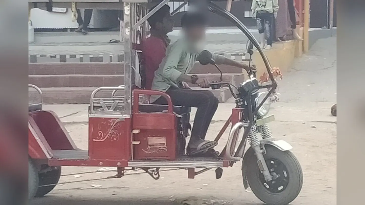 रोहतास में नियमों को ताक पर रखकर ई-रिक्शा चला रहे नाबालिग, सड़कों पर बढ़ा हादसों का खतरा, प्रशासन पर उठे सवाल