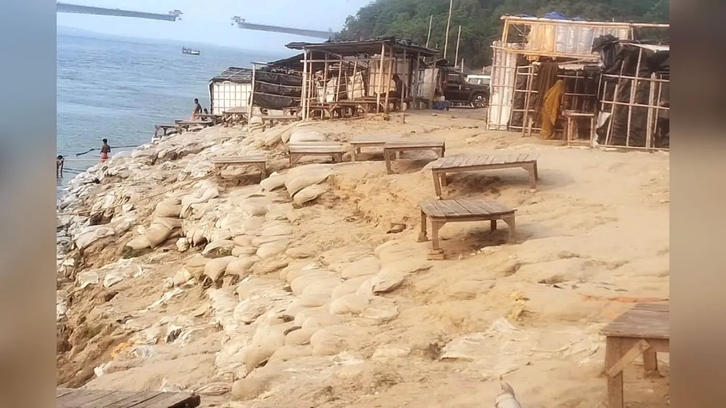कोढ़ा में NH-81 पर दो बाइक की टक्कर, दो घायल