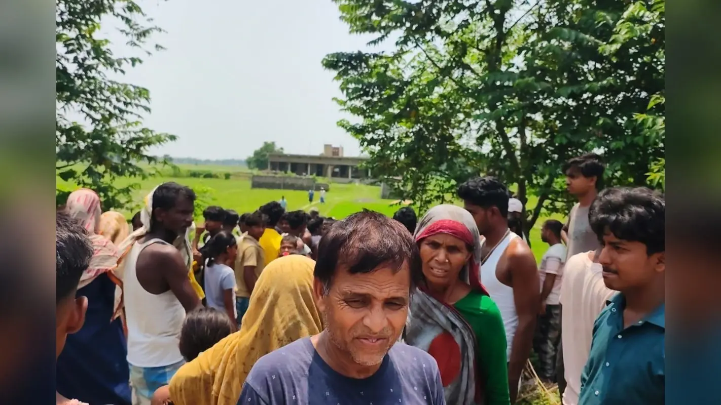पूर्णिया में सड़क किनारे गड्ढे में पलटा ट्रैक्टर, आठ वर्षीय बच्चे समेत तीन की मौत