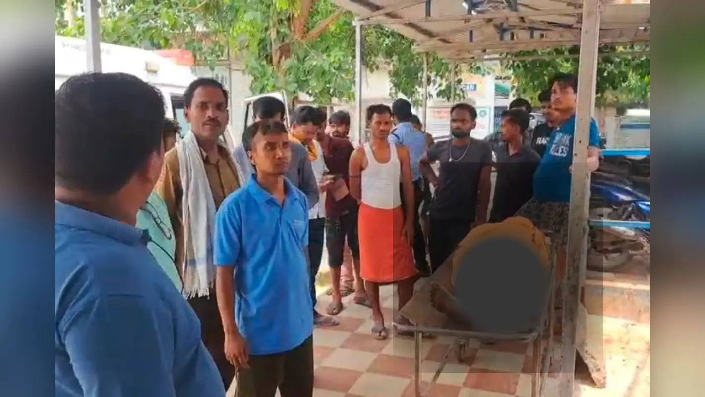 सड़क किनारे लगे लोहे के पोल में उतर रहा था करंट, मवेशी से बचने के चक्कर में दुकानदार की गई जान