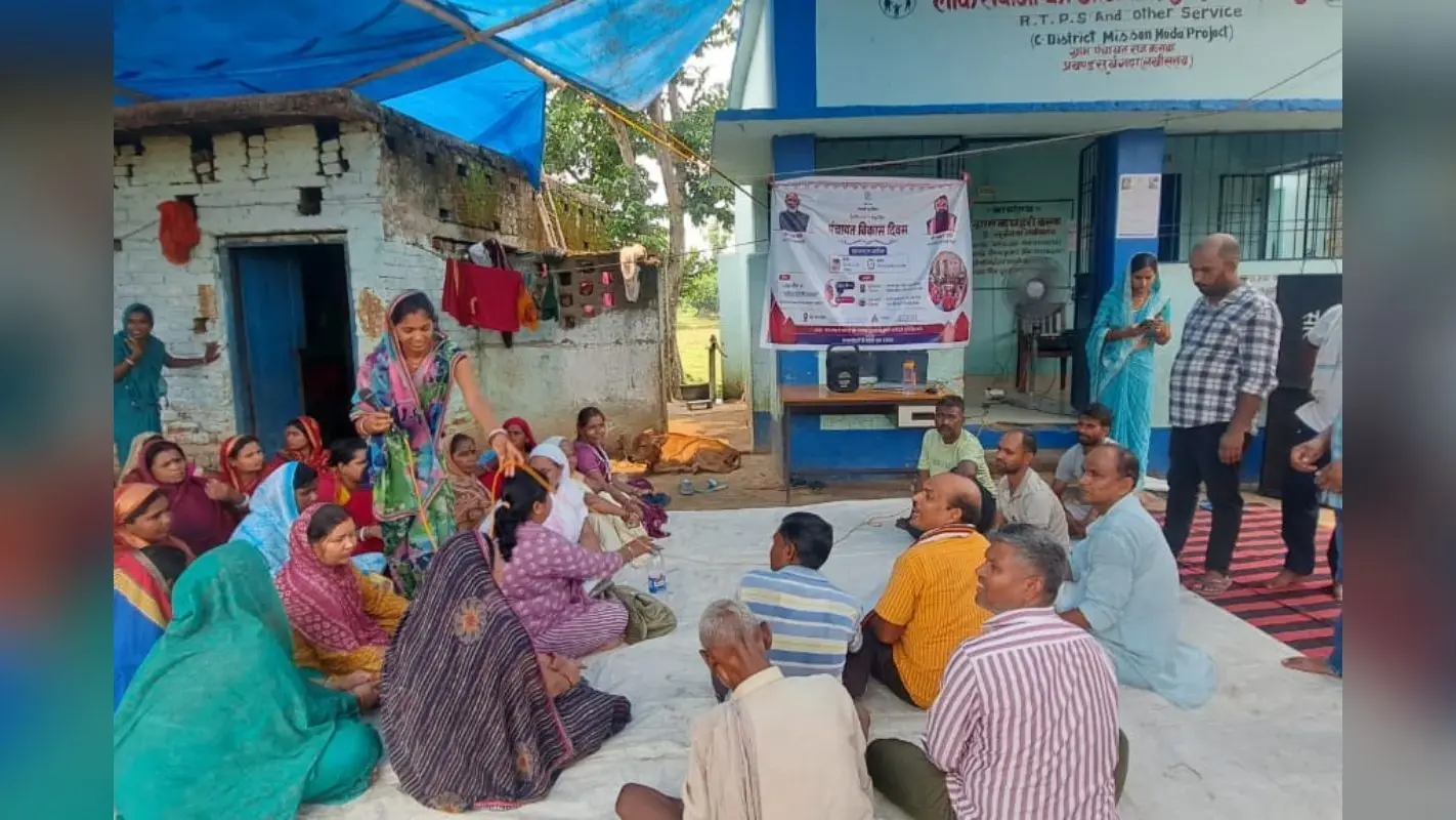कस्बा पंचायत में सड़क पर हुई ग्रामसभा, पंचायत सरकार भवन नहीं बनने से ग्रामीणों में आक्रोश