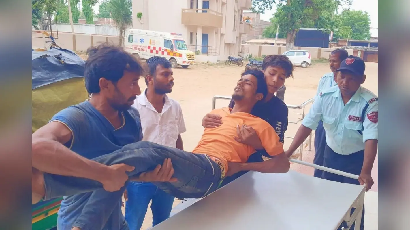 ढलाई की सेंटरिंग टूटने से तीन राजमिस्त्री गंभीर रूप से घायल