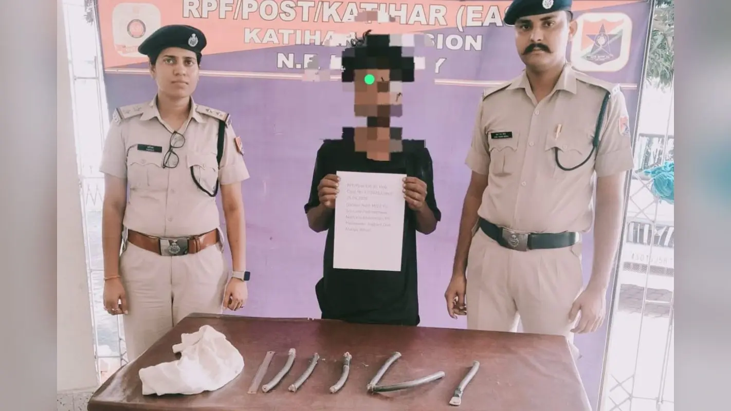 स्वच्छता के नाम पर सिर्फ कागजी खानापूर्ति, कुर्साकांटा में कबाड़ बन गए कचरा ढोने वाले रिक्शे