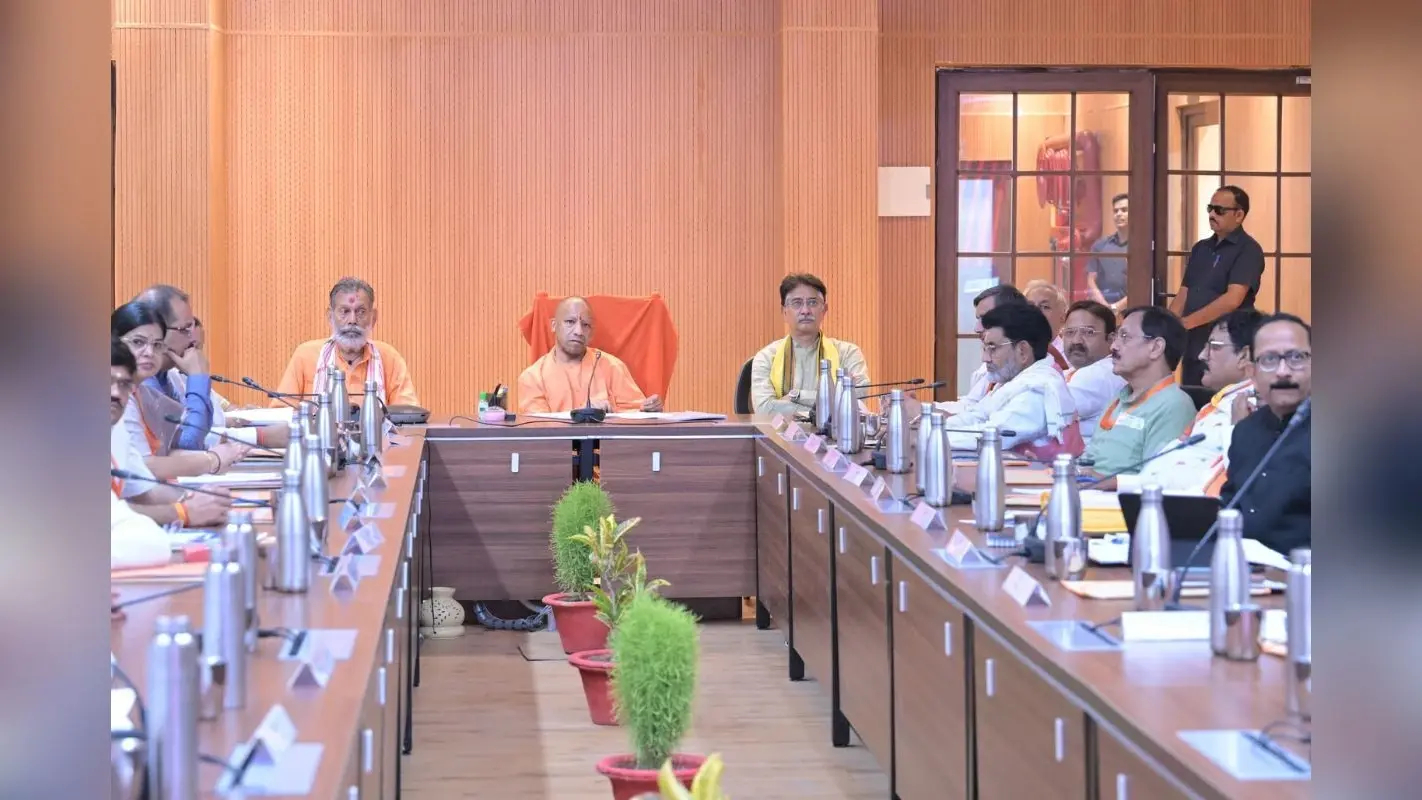 सीएम योगी का बड़ा फैसला, आयुष्मान कार्ड की दिक्कतों के लिए अब नहीं लगाने होंगे राजधानी के चक्कर